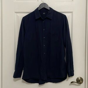 Uniqlo women’s navy button down collared cotton top